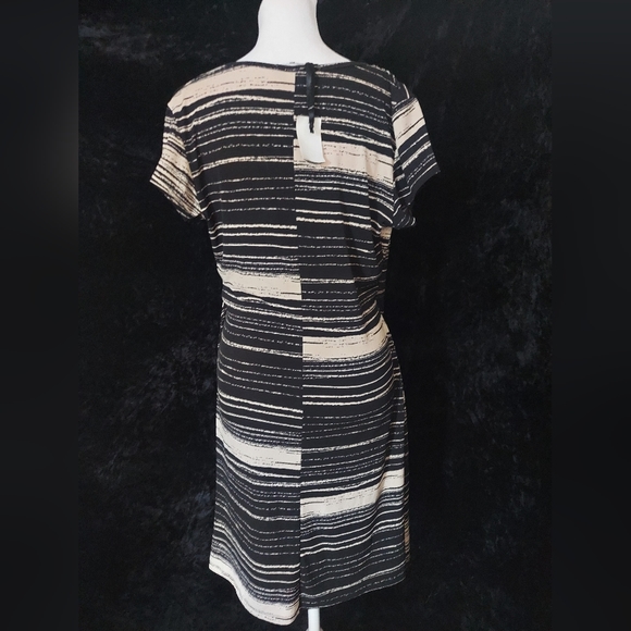 Onset Short Sleeve Black Cream Striped Wrap Dress Size Large NWT - Picture 3 of 5